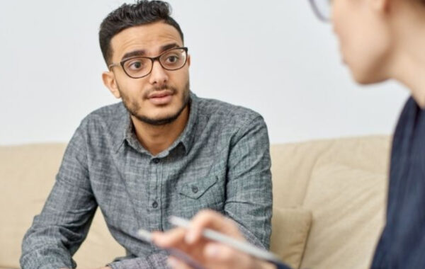 Photo representing a conversation between two seated people